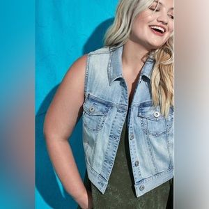 Torrid denim cropped light wash vest. Size 0 (12).